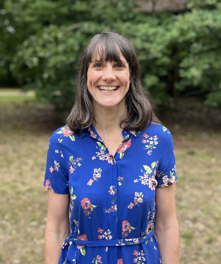 Anna Wolf, psychologische Beraterin und Karrierecoach in Berlin – Portrait im Park.